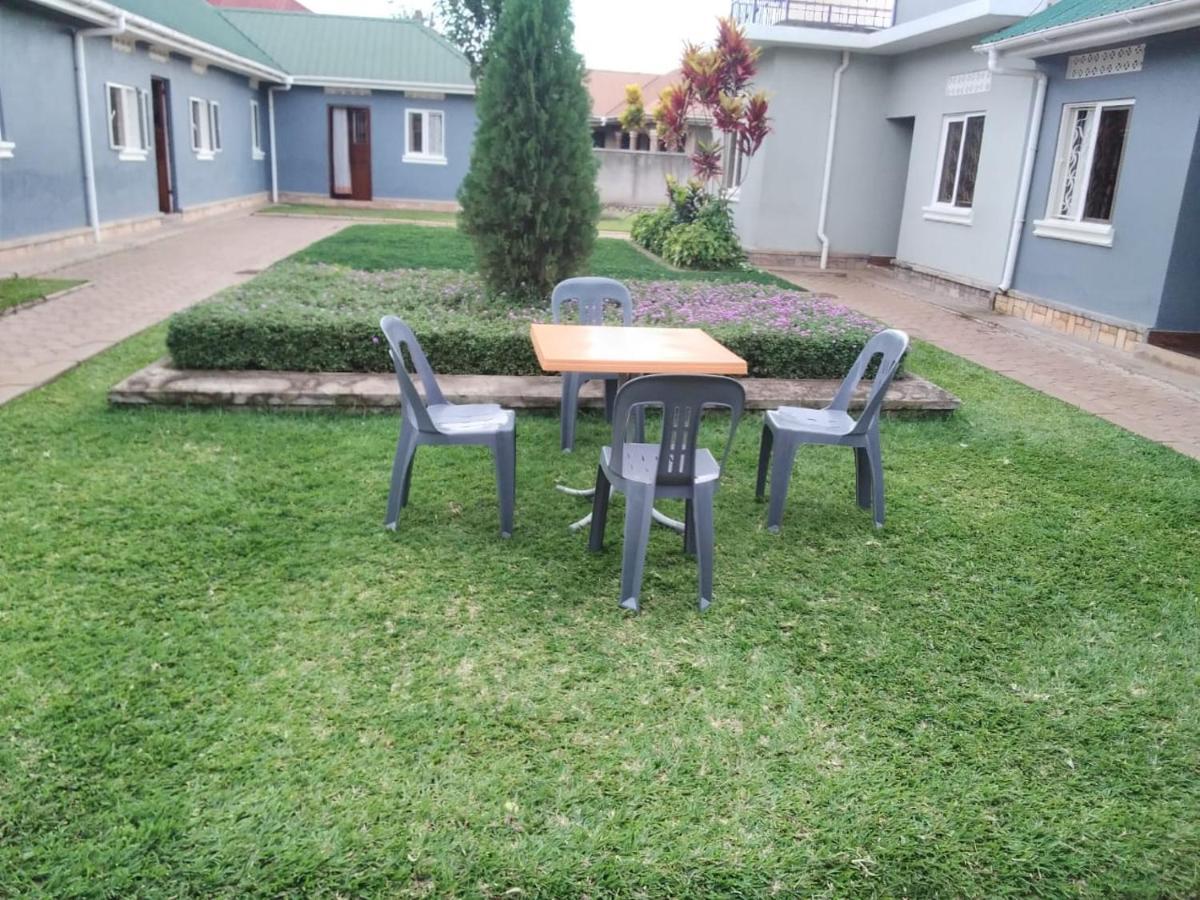 Migingo Suites Entebbe Exteriör bild